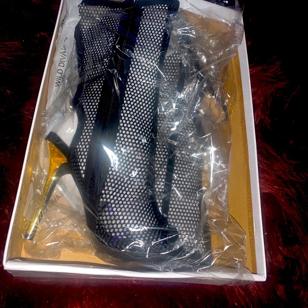Black and gold ankle boots size 6. Brand new!